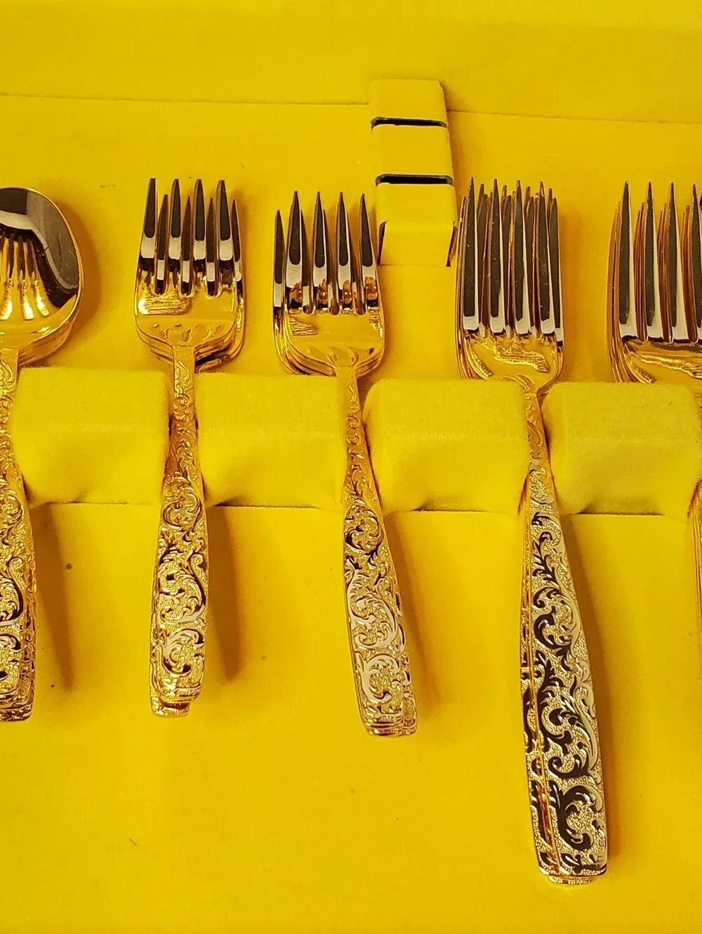 International Silver Americana Golden Heritage 44 Pc Gold Tone Flatware Set Serv